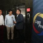 Jaime Estrada (centro) y Francisco Egas (derecha) pugnan por la presidencia de la Federación Ecuatoriana de Fútbol