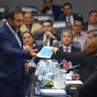 Nassib Neme (i) presidente de Emelec, fue quien firmó la carta en mención.