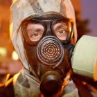 Un militar de Bielorrusia muestra su equipo de protección durante la desinfección de un hospital en Minsk, en medio de la pandemia del COVID-19, causada por el coronavirus SARS-CoV-2.