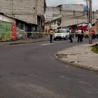 La Policía acordonó el sitio donde este martes murió un adulto mayor en el sur de Quito.