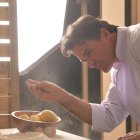 El exanimador de televisión está dedicado a posicionar sus proeductos alimenticios.