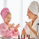 La primera cobertura transparente previene que la uña se tiña de un tono amarillento.