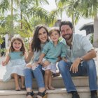 Postal familiar junto a sus hijos y esposo.