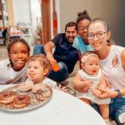 Karla junto a sus hijos y esposo.