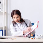 Puede ser atendido por su médico de confianza en el momento que necesite y sin tener que salir de casa.