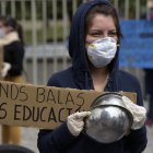 Estudiantes universitarios protestan contra un recorte presupuestario para la educación fuera de la Universidad Central de Ecuador, en Quito.