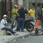 Personas en Guayaquil aún siguen saliendo a las calles, algunos en busca de un empleo.