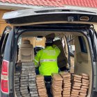 Unos 125 paquetes de cocaína fueron hallados en un furgón que rodaba en la carretera Quevedo-El Empalme