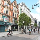 Londres. Un grupo de personas circulan en bicicletas por Oxford Street, uno de los más concurridos barrios de la capital británica.
