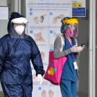 Rerencial. Los trabajadores de la salud usan mascarillas, escudo y guantes fuera de una sala de emergencias en Guayaquil.
