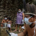 Brasil. Indígenas Sateré-Mawé usan un teléfono móvil para comunicarse con un médico en el estado de Sao Paulo para recibir orientación médica en medio de la pandemia del coronavirus.