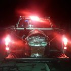 El miércoles en Pallatanga, Chimborazo, un hombre trasladaba un féretro en una camioneta