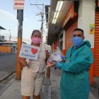 Nicolás Jiménez, presidente de la Federación de Barrios de Guayaquil, entrega víveres Flor de Bastión