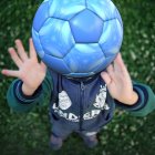 La pelota es un juego tradicional y este no debe faltar en tu casa. Mejora el equilibrio de los pequeños.