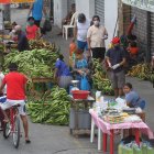 Aglomeración de personas en Guayaquil por la improvisación de comercio informal.