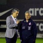 Reinaldo Rueda (d) fue la carta que se jugó Sebastián Moreno (i), quien confirmó su renuncia a la Asociación Chilena de Fútbol.