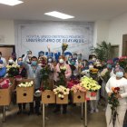 Los productores de flores de Ecuador entregan rosas al personal sanitario de los hospitales de Guayaquil, por la labor que hacen por el COVID-19.