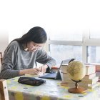 En el mundo. Distintas organizaciones promueven programas que complementen la edición de los niños y jóvenes.

“Compared with normal schooling, online learning is less effective to me. At school, I can approach teachers at any time if I have questions, and I can also discuss with my classmates,” Xiaoyu says. “I miss my friends,” she says. “We sometimes talk about the outbreak and when school will start. Staying at home for such a long time is so boring.” Xiaoyu continues, “When I first learned the news about the postponing of spring semester, I was happy about the extended holiday. But now I just want to go back to school.”

More than 180 million primary and secondary school students across China went online or switched on TV to attend class. The spring semester, originally scheduled to start on 17 February 2020, was postponed in an effort to contain the outbreak of the Novel Coronavirus (COVID-19).  As of 29 January 2020 the emergence of the novel coronavirus has infected more than 6,000 people in China and other parts of the world since the outbreak began in Wuhan, China, in December 2019. Some cases of infection among children had also been reported. Investigations are ongoing to identify a zoonotic (animal) source of the infection, potentially from markets handling various animals. There is human-to-human transmission, including infection of health workers and close contacts. UNICEF China has been in regular contact with China’s Ministry of Commerce, the National Health Commission, WHO, and other UN partners, as well as its regional