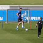 Jugadores del Schalke 04 entrenan ya en  Gelsenkirchen, Alemania, donde la Bundesliga será la primera en adoptar los nuevos cambios al reanudar sus actividades el sábado 16 de mayo a puerta cerrada.