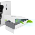 ¿Cómo funciona? Se introduce el teléfono en la máquina, se cierra la tapa y se activa el botón de saneamiento.