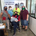 La recién nacida quedó al cuidado temporal de una casa hogar mientras la policía busca a la madre.