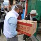 FABRICIO ZAVALA, COORDINADOR DEL MIES ENTREGO RACIONES ALIMENTICIAS EN EL SECTOR NOROCCIDENTAL DE QUITO BARRIO LA COMUNA, René Fraga. Quito 23 de abril del 2020 Agencia (ag-expreso ag-extra)