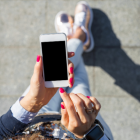 Una recomendación antes de dormir porque la luz azul del celular hace que después te cueste conciliar aún más el sueño.