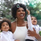 Denisse se considera una mamá moderna y muy consentidora.