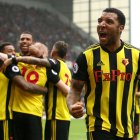 Los jugadores del equipo inglés no saldrán a la cancha hasta que todo esté en aparente calma.