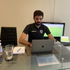 Iván Vásquez, entrenador de las formativas de Independiente del Valle, en una sesión de entrenamiento vía digital.