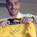 Maluma muestra una camiseta de Barcelona firmada por Ronaldinho.