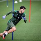 Curiosidad. El de la gráfica bien podría parecer un arquero, pero se trata del centrocampista Carles Aleña, del Betis español que ayer volvió a las prácticas. Ahora todos llevan guantes.