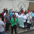 Un grupo de padres protesta por el cierre de la Unidad Educativa Santa Luisa de Marillac.