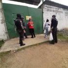 Intervención. Personal de la Policía, Municipio y Bomberos ejecutaron el allanamiento y cierre del local.