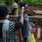 Una mujer es controlado y le toman la temperatura en Antananarivo, Madagascar.