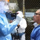 Para el procesamiento de pruebas existe un grupo de 20 personas de la Secretaría de Salud que se han capacitado para hacer la toma de muestras PCR a través de la nariz hasta la faringe.