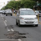 Daños. En la calle Esmeraldas, desde Aguirre hasta 9 de Octubre, se encuentran baches de este tipo. En el sitio se han generado varios incidentes. Los comerciantes llevan meses solicitando su reparación.