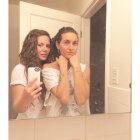 La cantante posa junto a su pareja la artista plástica Diana