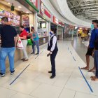 Decenas de personas aprovecharon que el centro comercial El Dorado abriera sus puertas para visitarlo.