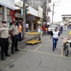 Policías circulaban esta mañana por las calles en Daule.
