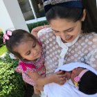 La bebé Constanza, junto a su mamá y su hermana, en el mismo lugar donde nació días antes.