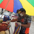 Kelvin Jaime Santos improvisó una mesa fuera de su casa para vender legumbres, después que la CTE le quitó el carro donde repartía víveres a domicilio.