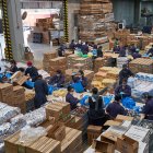 La Corporación Favorita demuestra el espacio y el personal que tiene para armar kits y hacerlos llegar a quienes más lo necesitan.