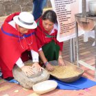 Cultura. Se seleccionan los granos de maíz bien secos para hacer un buen tostado. Este alimento se mantiene en la cultura andina