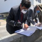 El rector de la Universidad de Ambato, Galo Naranjo, cuando entregó el pedido de medidas cautelares.