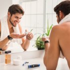 Los implementos básicos del kit barbero son: navaja o cuchilla, tijera, jabón de pH neutro, toallas pequeñas y loción hidratante posafeitado.