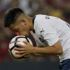 Besar la pelota, una de las prohibiciones en el nuevo reglamento de la Conmebol.