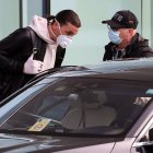 Esta vez Zlatan Ibrahimovic (i) estuvo conduciendo su lujoso vehículo al margen de la ley.