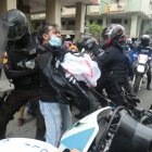 Un ciudadano es atacado por agentes de la Policía, en el marco de una protesta.