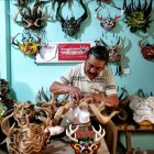 Diseños. Ángel Velasco forma los rasgos  con papel para luego pintar y dar los toques finales a las caretas